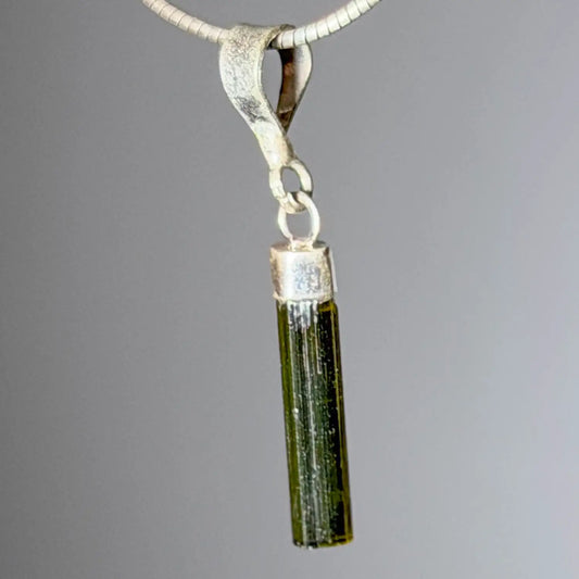 gruener-turmalin-verdigolith-edelstein-schmuck-ketten-anhaenger-trommelstein-heilstein-seelensteinchen-120626
