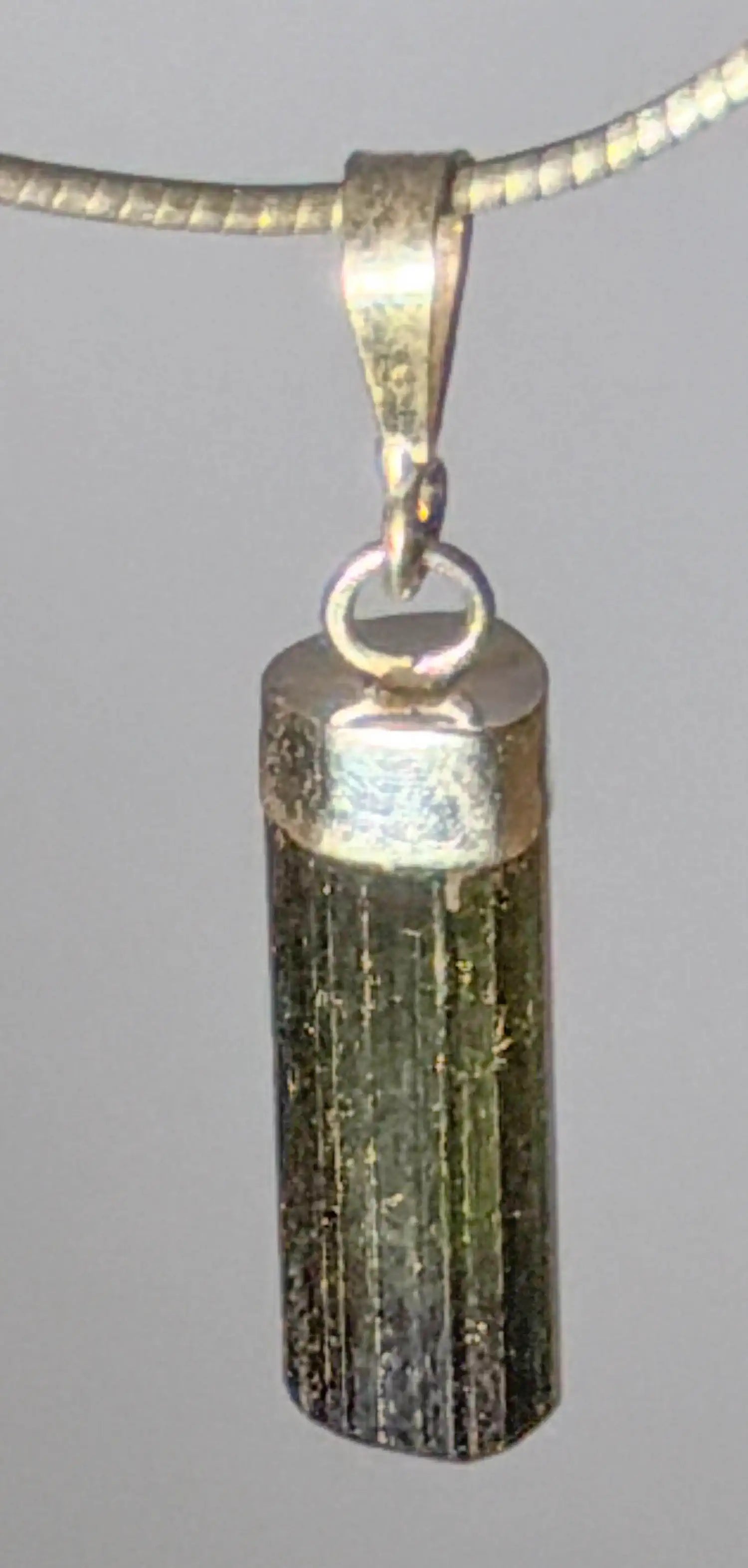 gruener-turmalin-verdigolith-edelstein-schmuck-ketten-anhaenger-trommelstein-heilstein-seelensteinchen-220526-2