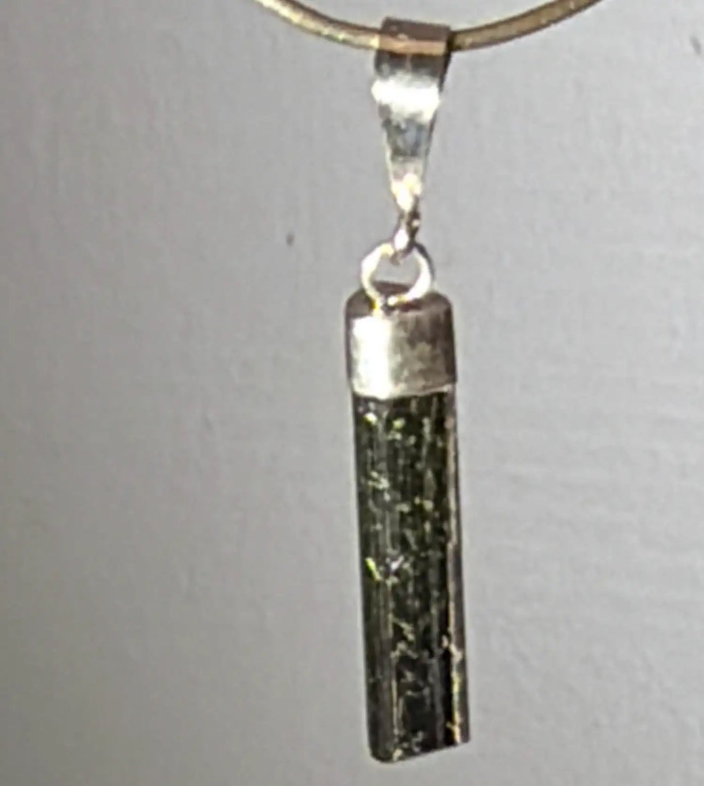 gruener-turmalin-verdigolith-edelstein-schmuck-ketten-anhaenger-trommelstein-heilstein-seelensteinchen-220526