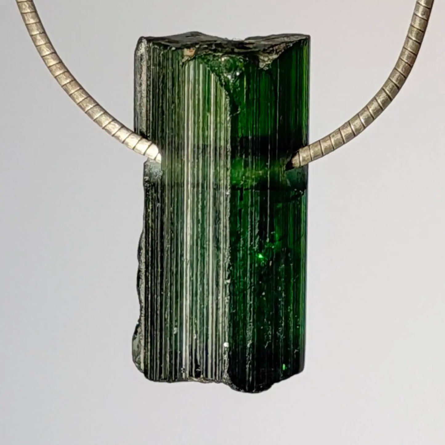 gruener-turmalin-verdigolith-edelstein-trommelstein-schmuck-ketten-anhaenger-heilstein-080726-2