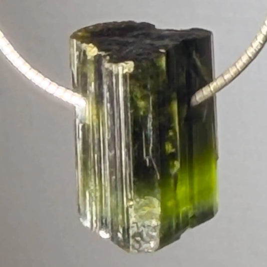 gruener-turmalin-verdigolith-edelstein-trommelstein-schmuck-ketten-anhaenger-heilstein-180926-2
