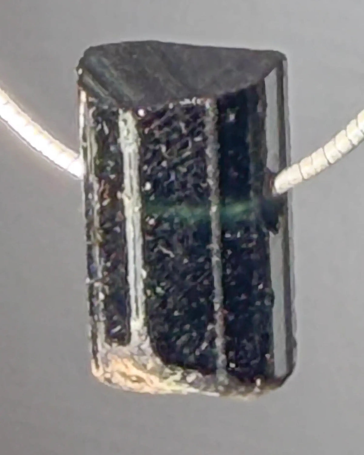 gruener-turmalin-verdigolith-edelstein-trommelstein-schmuck-ketten-anhaenger-heilstein-180926-3