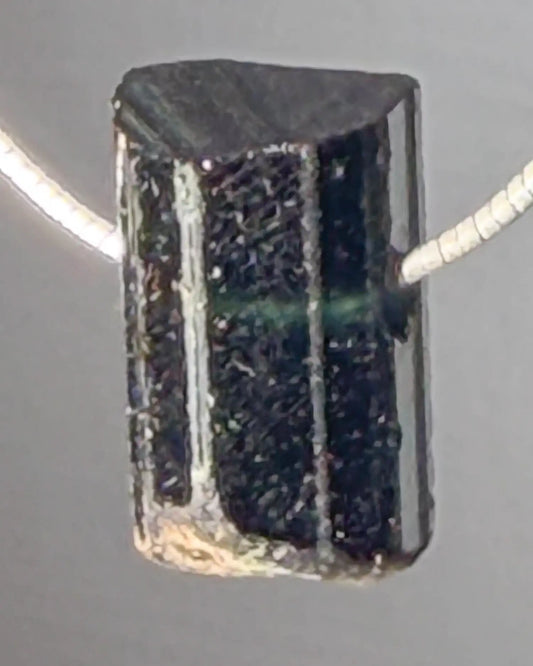 gruener-turmalin-verdigolith-edelstein-trommelstein-schmuck-ketten-anhaenger-heilstein-180926-3