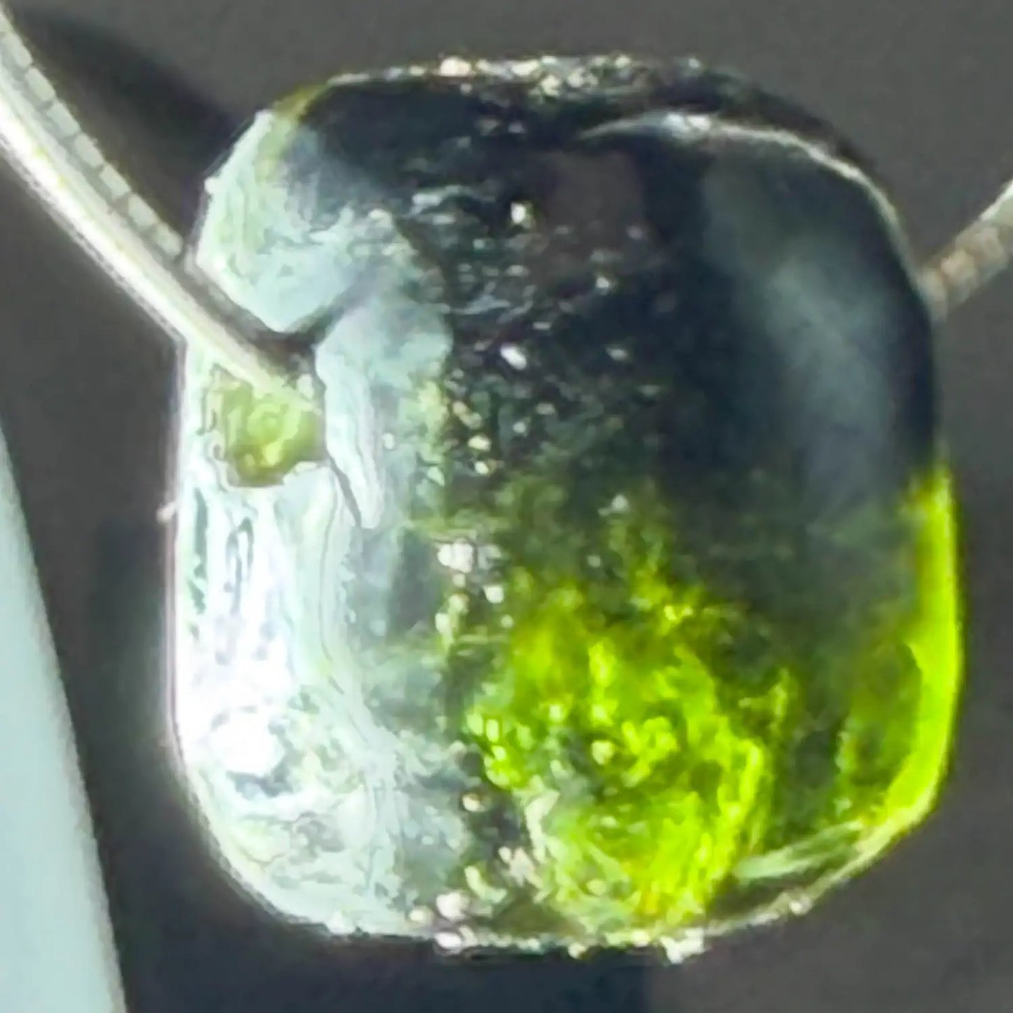gruener-turmalin-verdigolithi-edelstein-trommelstein-schmuck-anhaenger-kette-collier-heilstein-200826-2