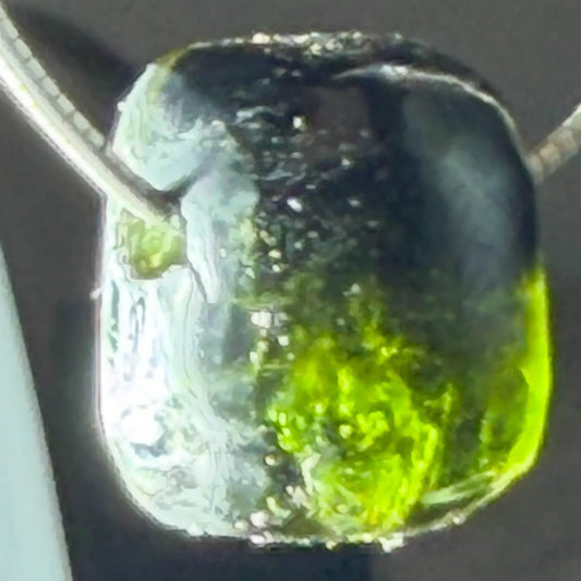 gruener-turmalin-verdigolithi-edelstein-trommelstein-schmuck-anhaenger-kette-collier-heilstein-200826-2