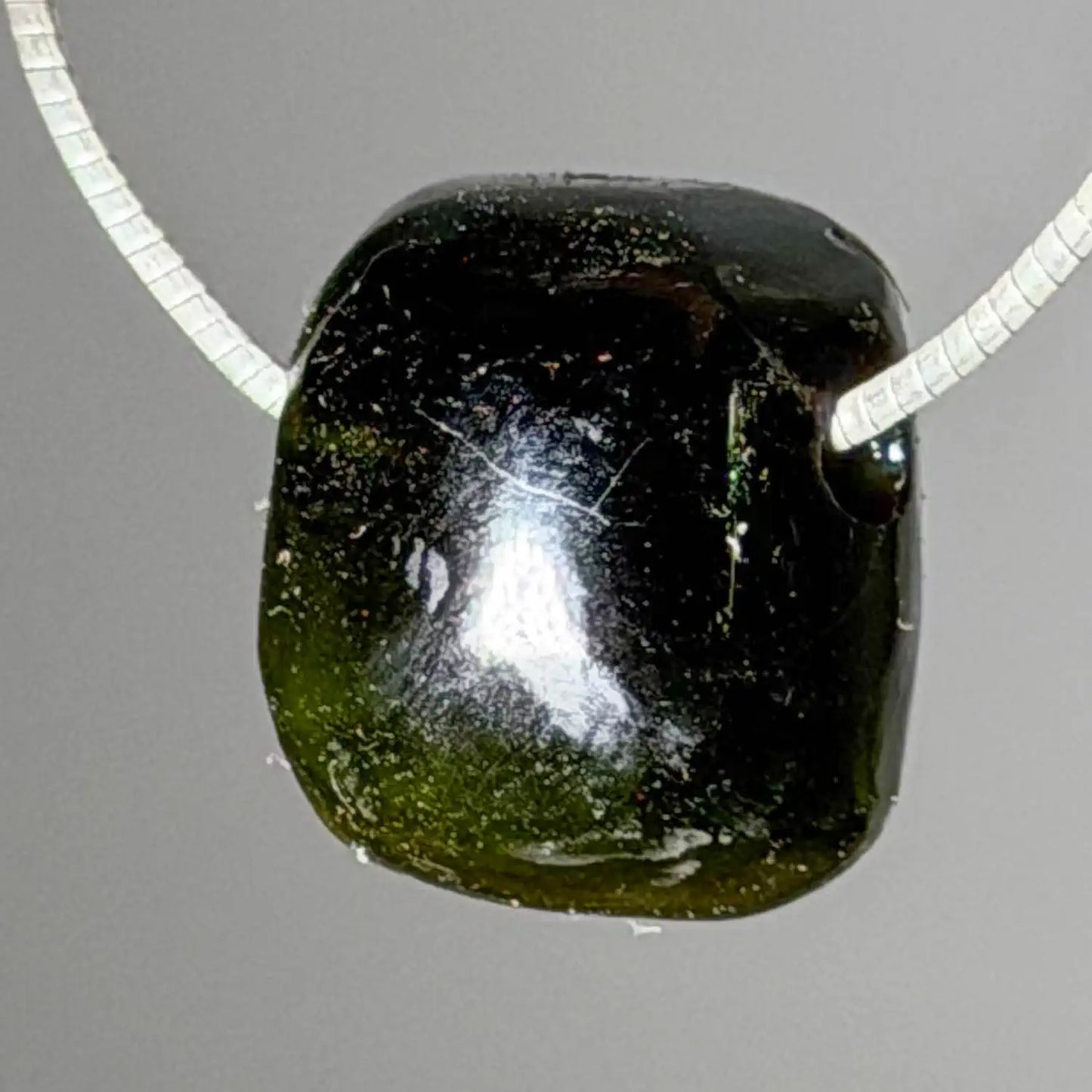 gruener-turmalin-verdigolithi-edelstein-trommelstein-schmuck-anhaenger-kette-collier-heilstein-200826