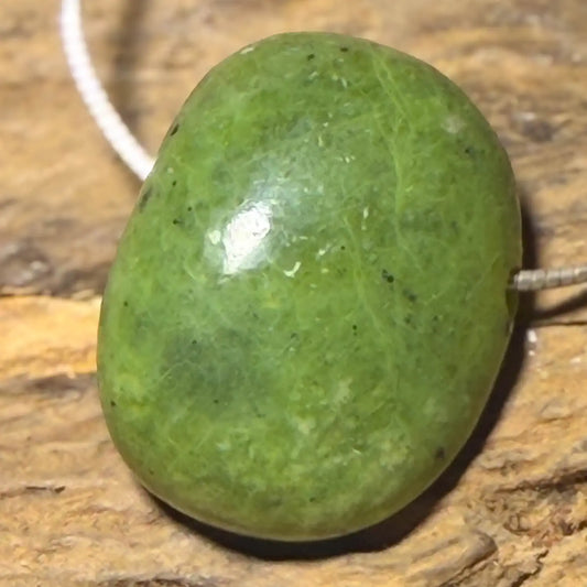 jade-edelstein-trommelstein-schmuck-ketten-anhaenger-heilstein-010726