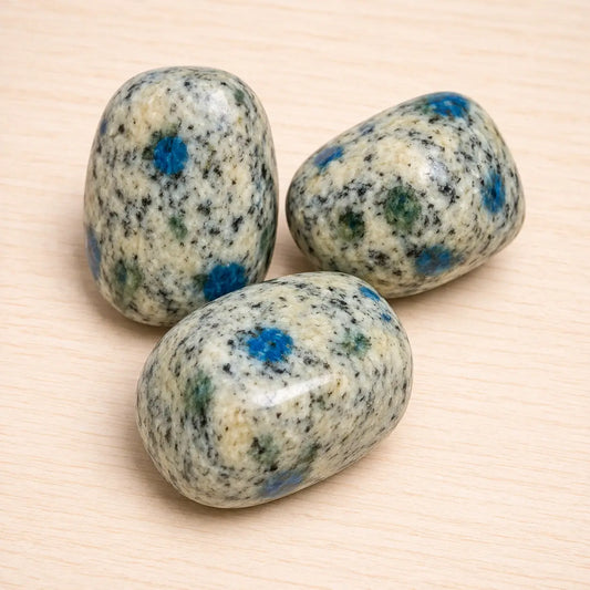 k2-azurit-edelstein-trommelstein-handschmeichler-entspannung-massage-chakra-seelensteinchen