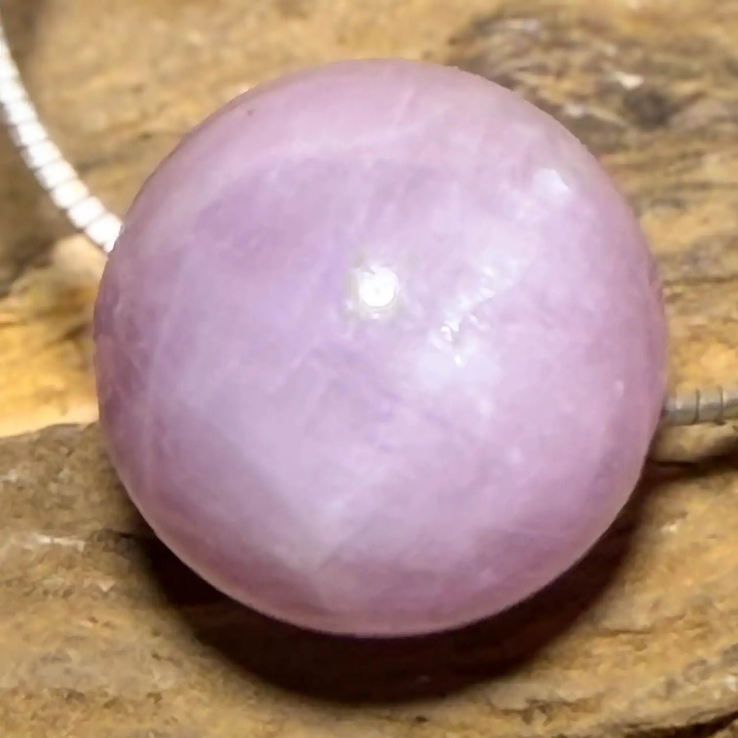 kunzit-edelstein-schmuck-ketten-anhaenger-collier-trommelstein-seelensteinchen-030826