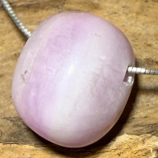 kunzit-edelstein-schmuck-ketten-anhaenger-trommelstein-heilstein-seelensteinchen-120626
