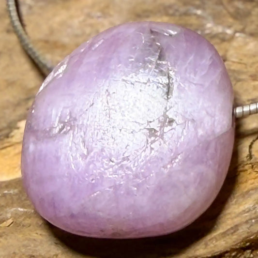 kunzit-edelstein-trommelstein-schmuck-ketten-anhaenger-heilstein-180926