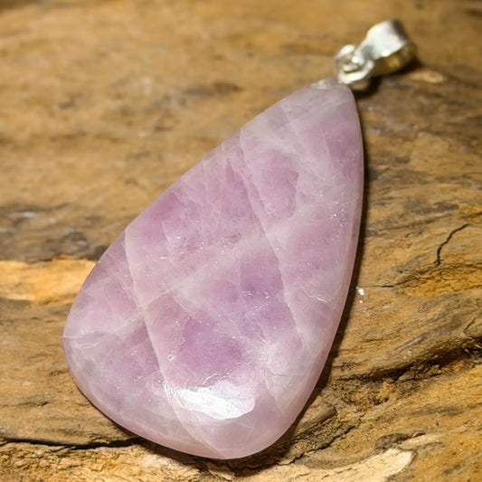 kunzit-edelstein-trommelstein-schmuck-ketten-anhaenger-heilstein-cabochon-925er-silber-180626