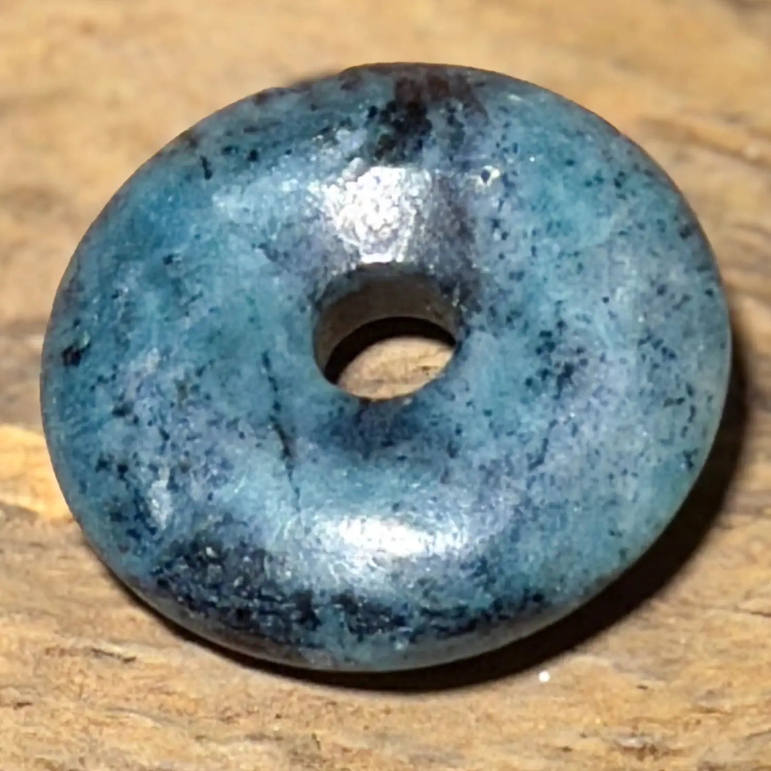 kyanit-disthen-donut-pi-scheibe-schmuck-ketten-anhaenger-edelstein-heilstein-160526