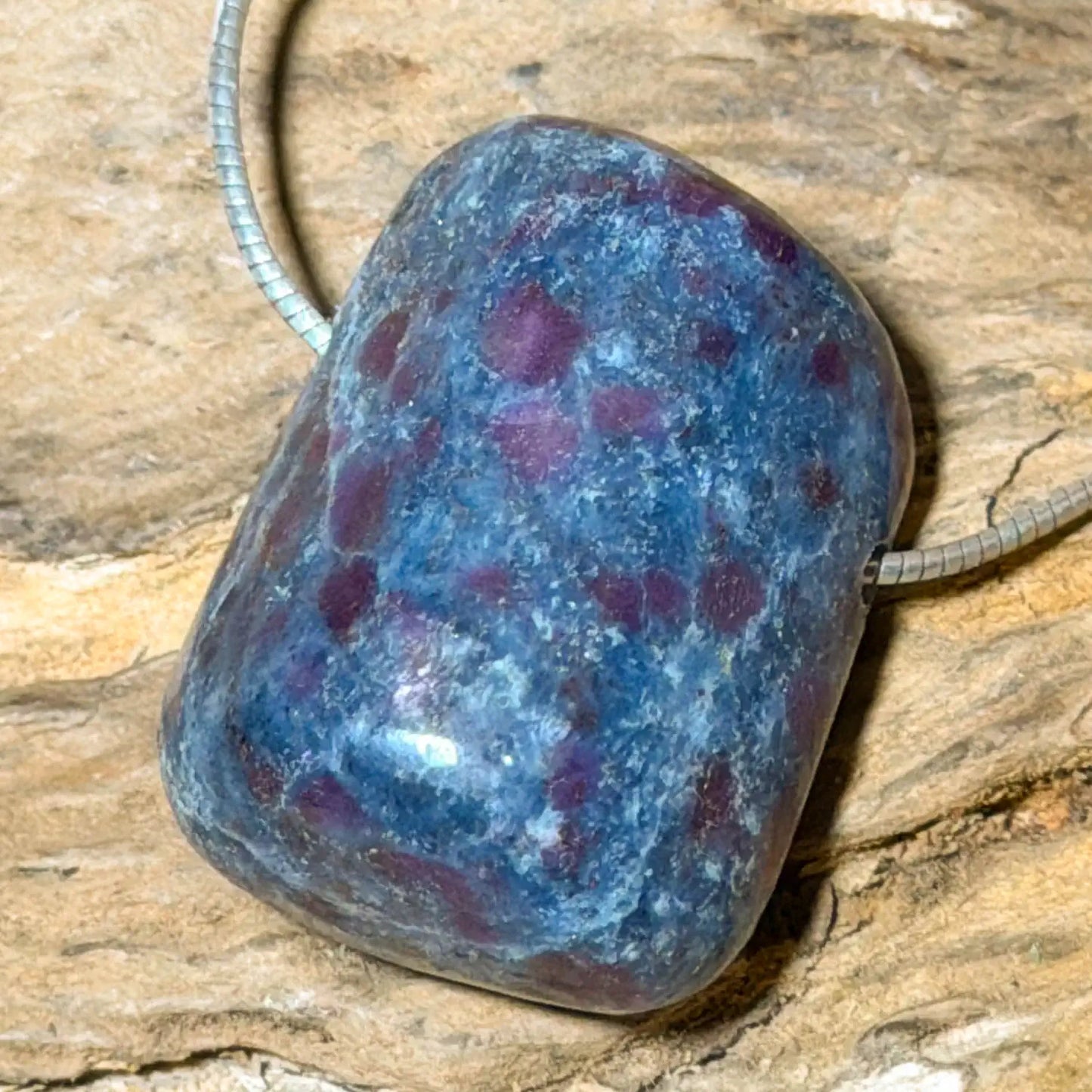 kyanit-rubin-edelstein-schmuck-ketten-anhaenger-heilstein-trommelstein-seelensteinchen-060526