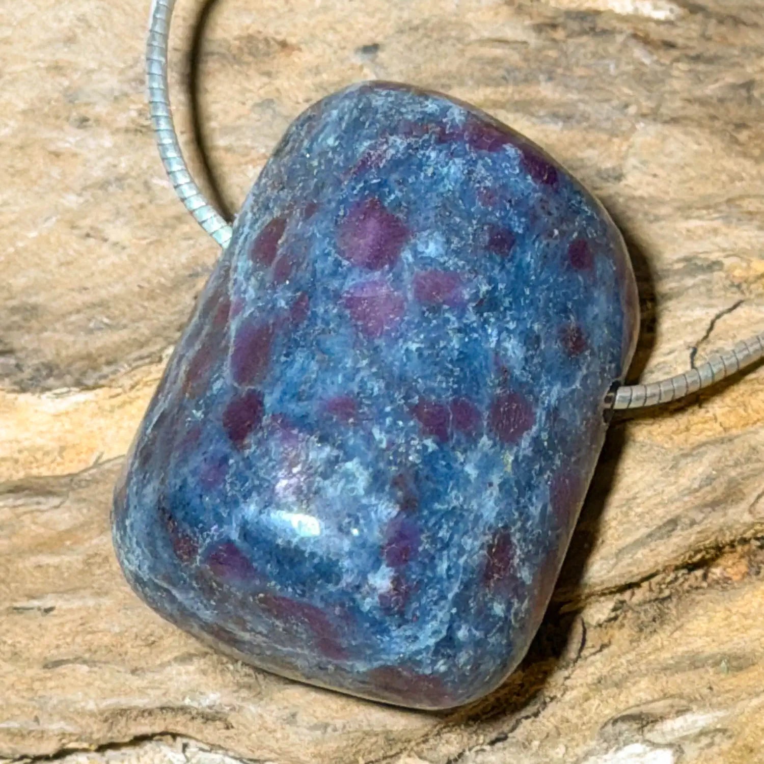 kyanit-rubin-edelstein-schmuck-ketten-anhaenger-heilstein-trommelstein-seelensteinchen-060526