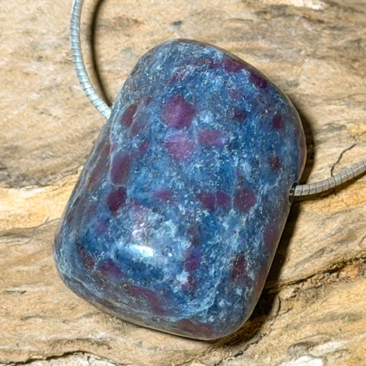 kyanit-rubin-edelstein-schmuck-ketten-anhaenger-heilstein-trommelstein-seelensteinchen-060526