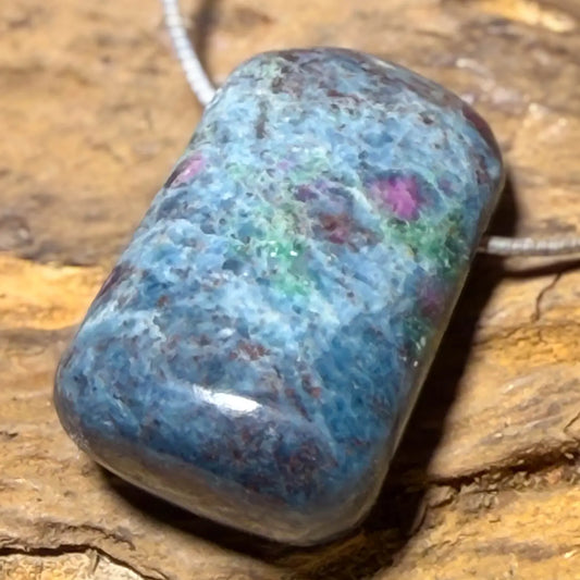 kyanit-rubin-edelstein-schmuck-ketten-anhaenger-trommelstein-seelensteinchen-060426