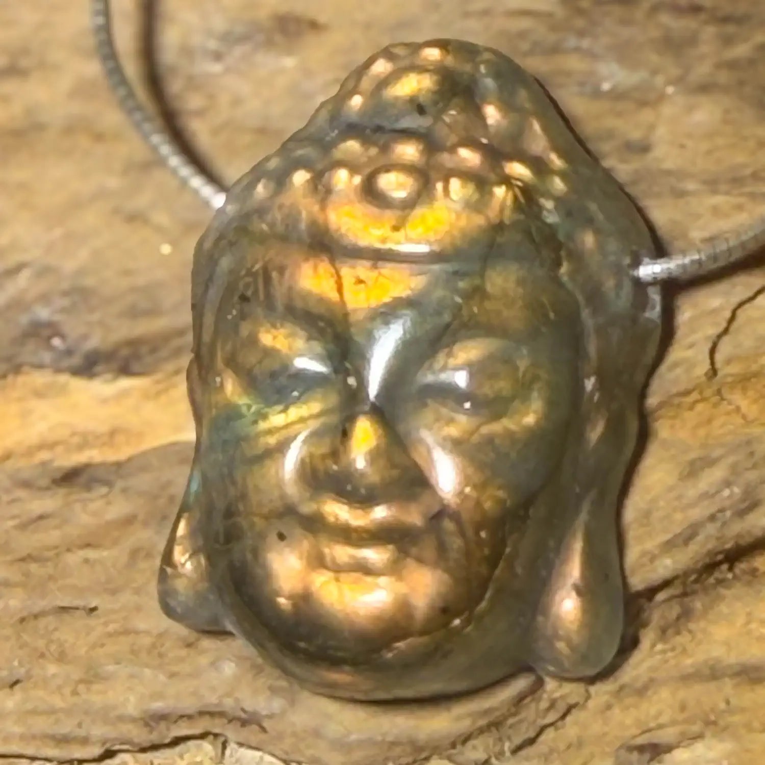 labradorit-buddha-edelstein-trommelstein-schmuck-ketten-anhaenger-heilstein-010726-3