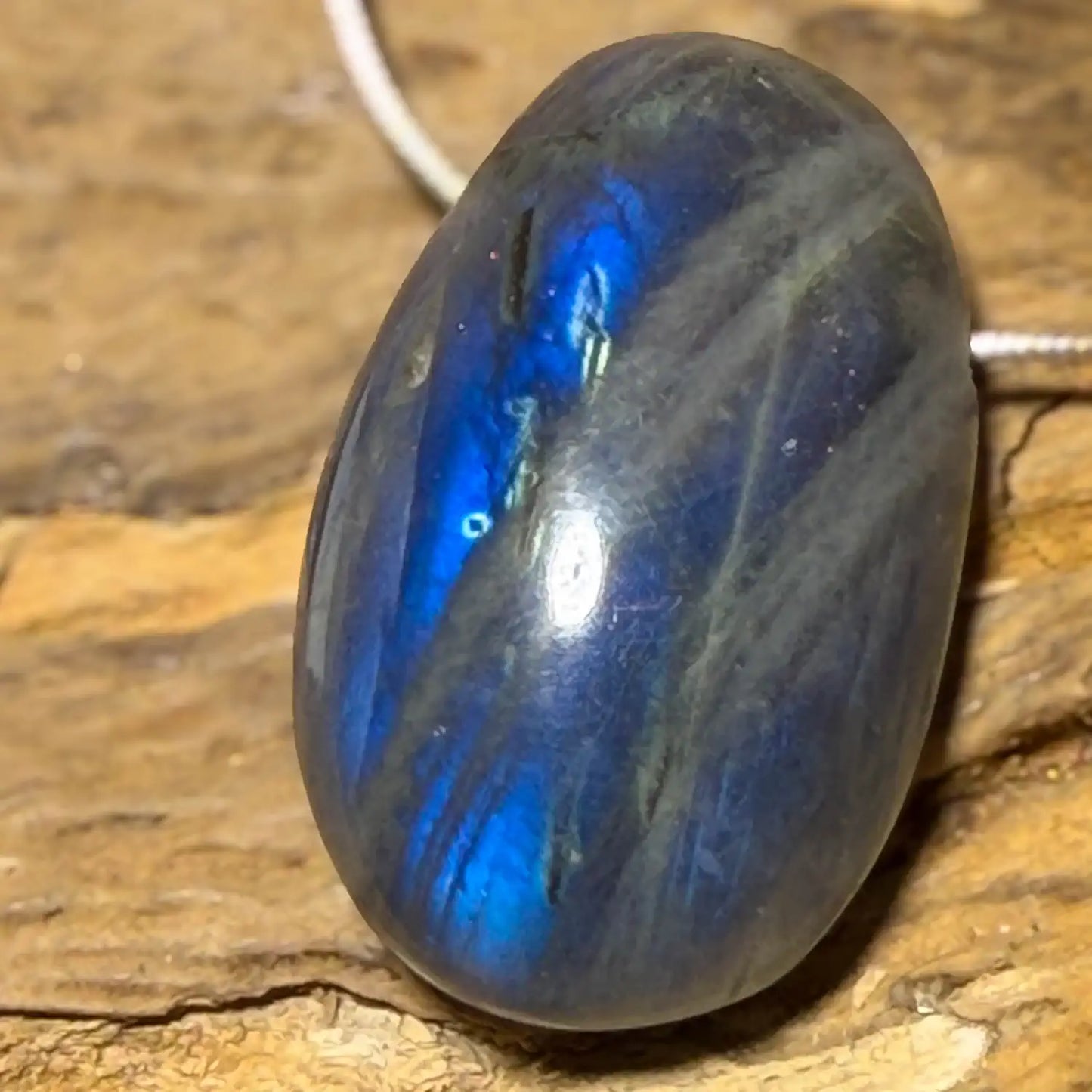labradorit-edelstein-schmuck-ketten-anhaenger-collier-trommelstein-seelensteinchen-060826