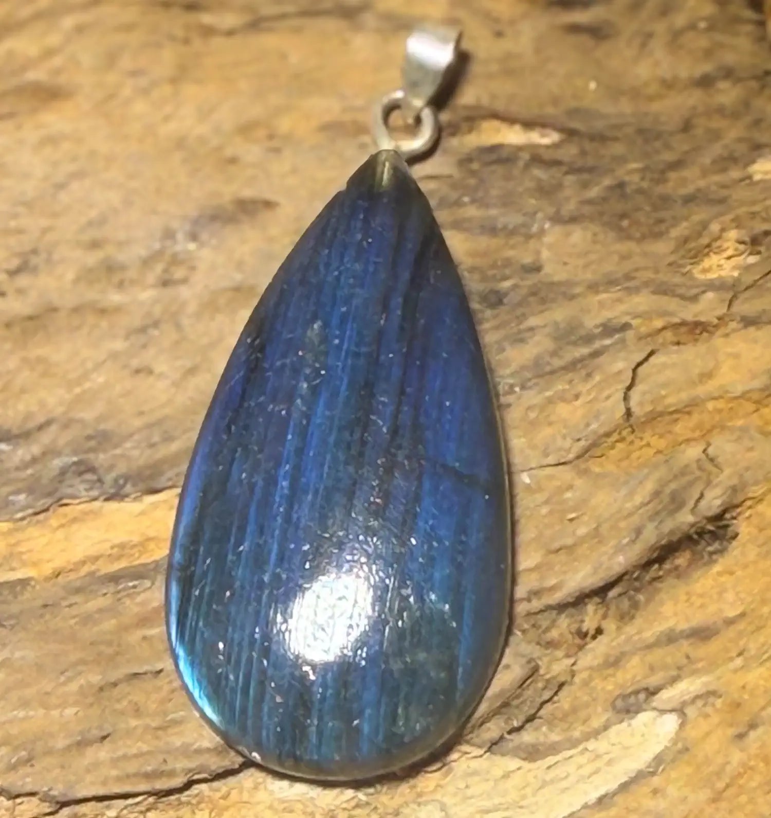 labradorit-edelstein-schmuck-ketten-anhaenger-collier-trommelstein-seelensteinchen-130826