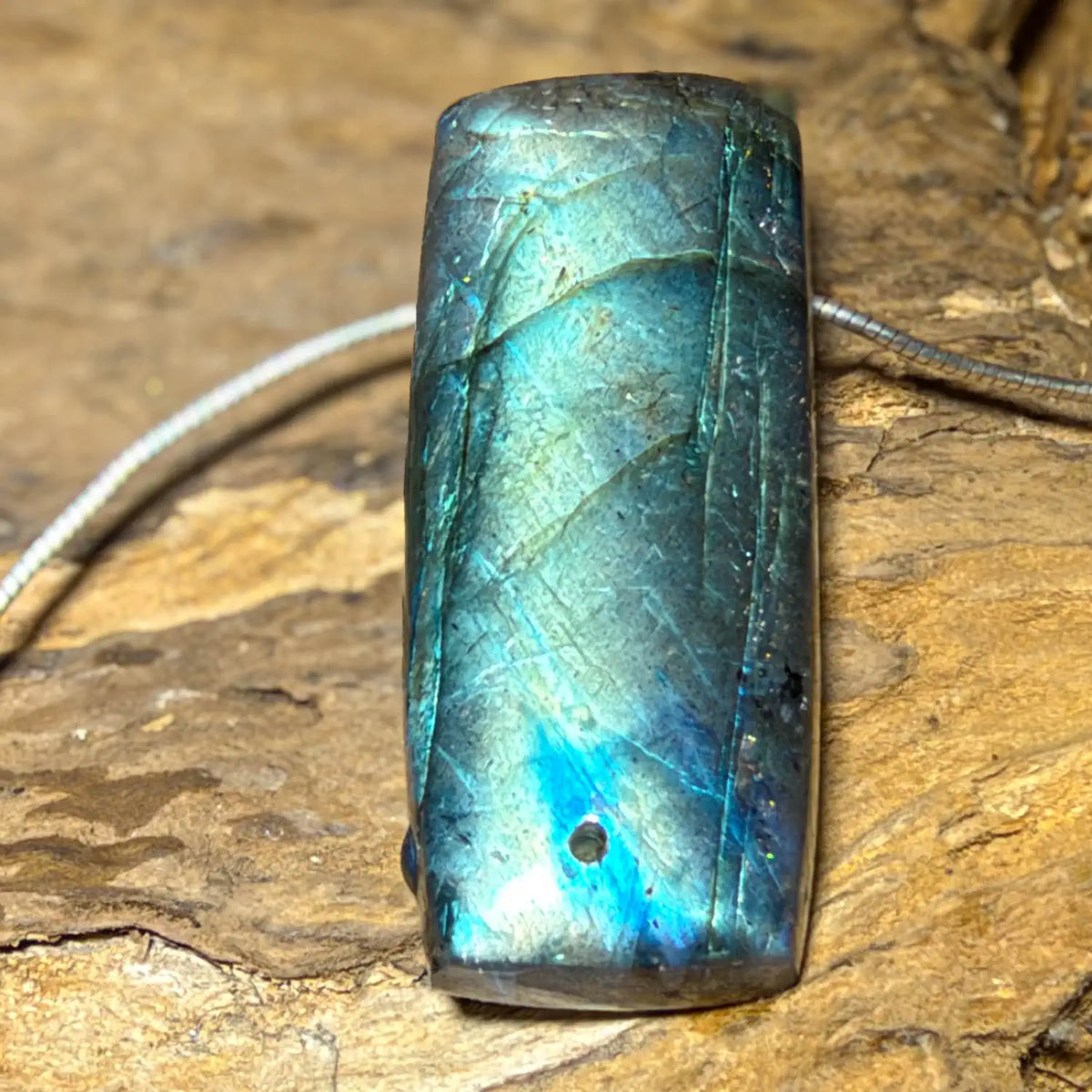 labradorit-edelstein-schmuck-ketten-anhaenger-heilstein-231026