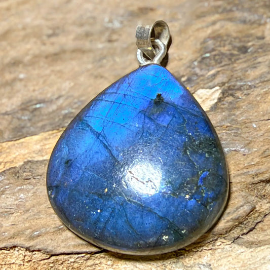 labradorit-edelstein-schmuck-ketten-anhaenger-heilstein-301026-4