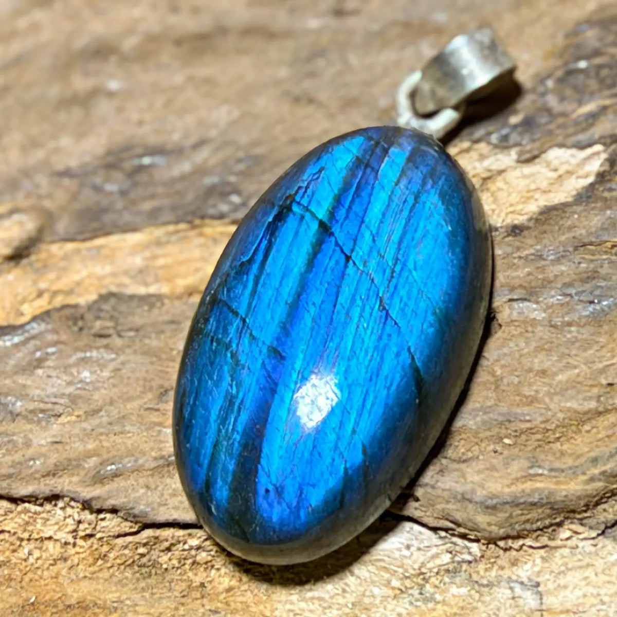 labradorit-edelstein-schmuck-ketten-anhaenger-heilstein-301026-5