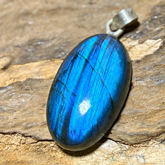 labradorit-edelstein-schmuck-ketten-anhaenger-heilstein-301026-5