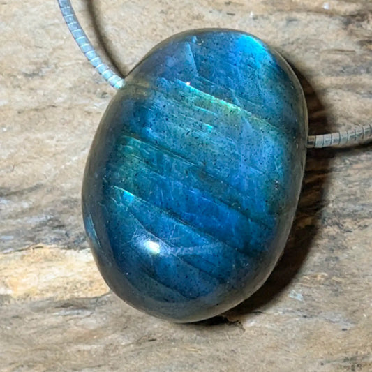 labradorit-edelstein-schmuck-ketten-anhaenger-heilstein-trommelstein-seelensteinchen-060526-2