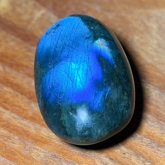 labradorit-edelstein-seifenstein-handschmeichler-massage-seelensteinchen