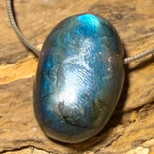labradorit-edelstein-trommelstein-schmuck-ketten-anhaenger-heilstein-180626