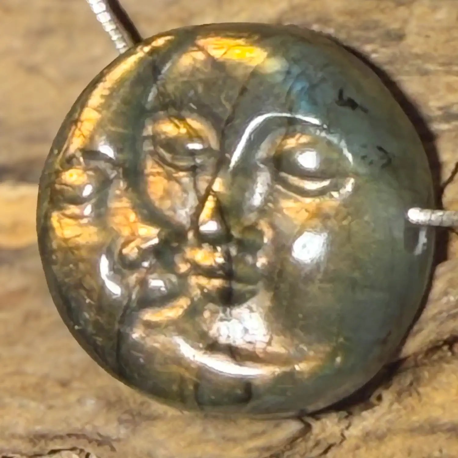 labradorit-sonne-mond-edelstein-trommelstein-schmuck-ketten-anhaenger-heilstein-010726-2