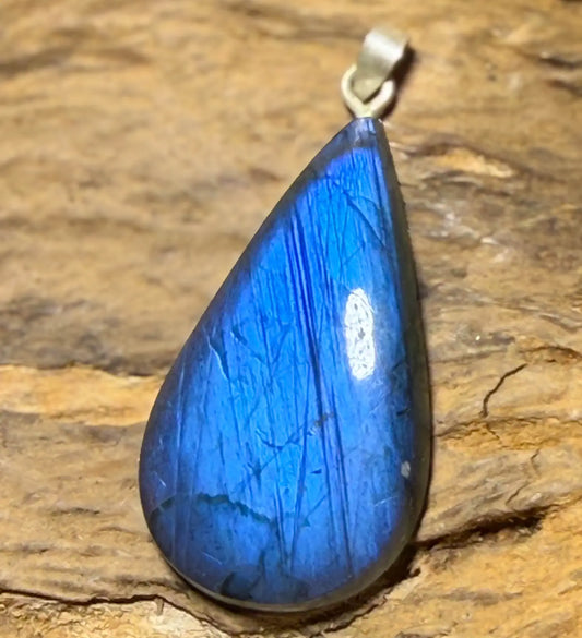 lanbradorit-edelstein-schmuck-ketten-anhaenger-heilstein-seelensteinchen-220726