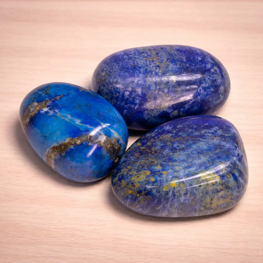 lapislazuli-edelstein-trommelstein-handschmeichler-entspannung-massage-chakra-seelensteinchen