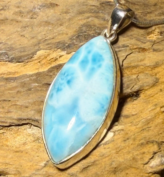 larimar-edelstein-trommelstein-schmuck-ketten-anhaenger-heilstein-200726-2