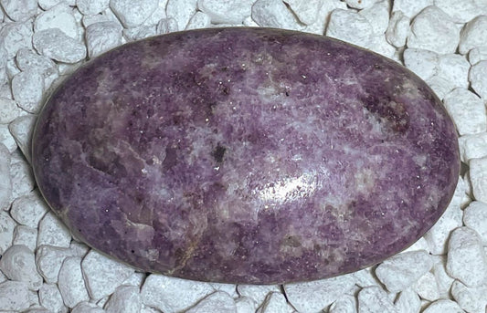 Lepidolith Seifenstein - Handschmeichler - Auflagestein - Massagestein 90g, poliert - Sonderqualität #6795