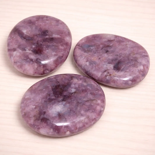 lepidolith-edelstein-scheibenstein-handschmeichler-entspannung-massage-chakra-seelensteinchen