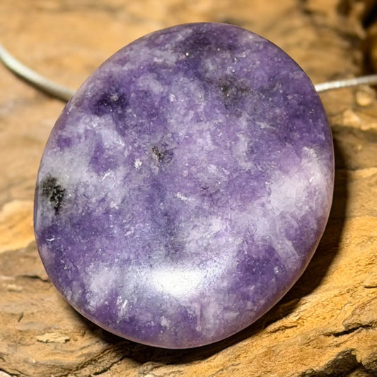 lepidolith-edelstein-schmuck-ketten-anhaenger-collier-trommelstein-seelensteinchen-040826