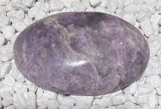 Lepidolith Seifenstein - Handschmeichler - Auflagestein - Massagestein 113g, poliert - Sonderqualität #6797