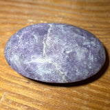 Lepidolita, piedra de jabón - Piedra para acariciar con la mano - Piedra para poner encima - Piedra de masaje 90g, pulida - Calidad especial #6795