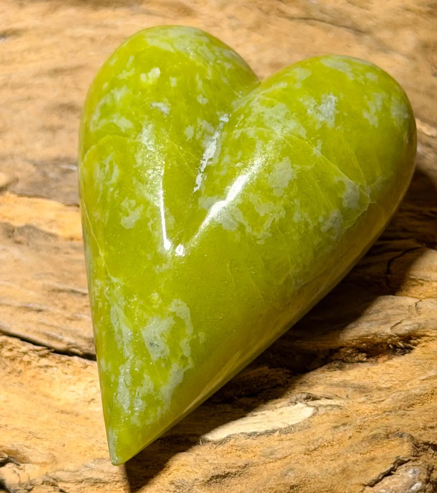 lizardit-jade-edelstein-herz-heilstein-handschmeichler-180726