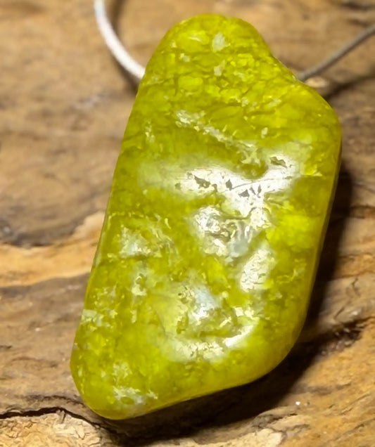 lizardit-jade-edelstein-schmuck-ketten-anhaenger-collier-trommelstein-seelensteinchen-050826