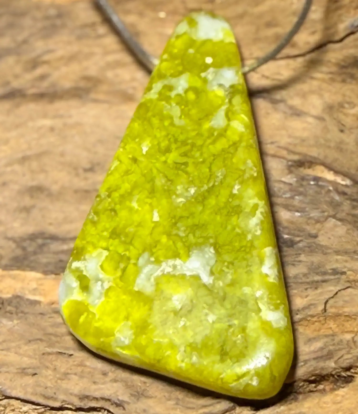 lizardit-jade-edelstein-schmuck-ketten-anhaenger-trommelstein-heilstein-seelensteinchen-120626