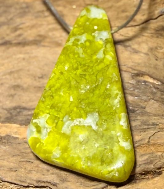 lizardit-jade-edelstein-schmuck-ketten-anhaenger-trommelstein-heilstein-seelensteinchen-120626
