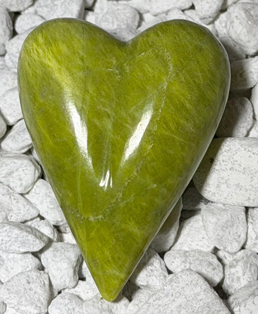 Lizardit - Jade Herz - Edelstein - Mineralien A Qualität #7409