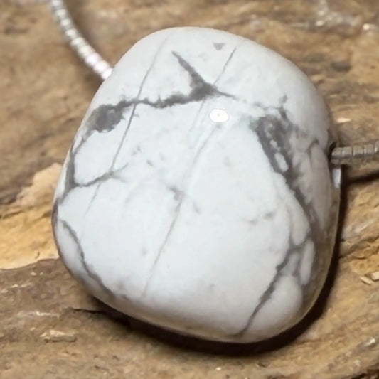 magnesit-edelstein-schmuck-ketten-anhaenger-collier-trommelstein-seelensteinchen-050826