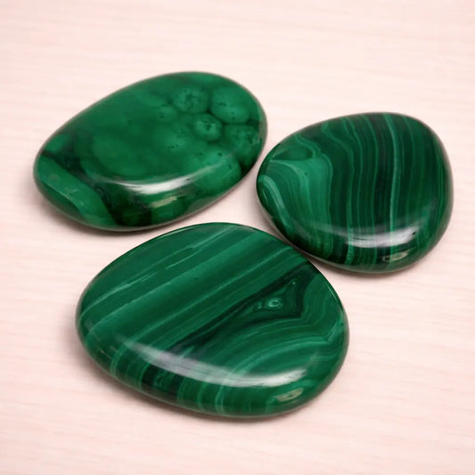 malachit-edelstein-trommelstein-handschmeichler-entspannung-massage-chakra-seelensteinchen-2