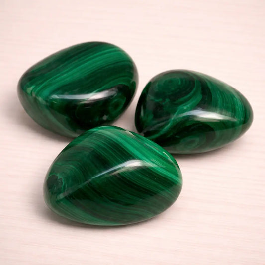 malachit-edelstein-trommelstein-handschmeichler-entspannung-massage-chakra-seelensteinchen