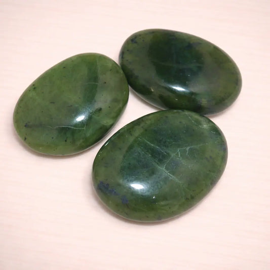 nephrit-jade-edelstein-scheibenstein-handschmeichler-entspannung-massage-chakra-seelensteinchen
