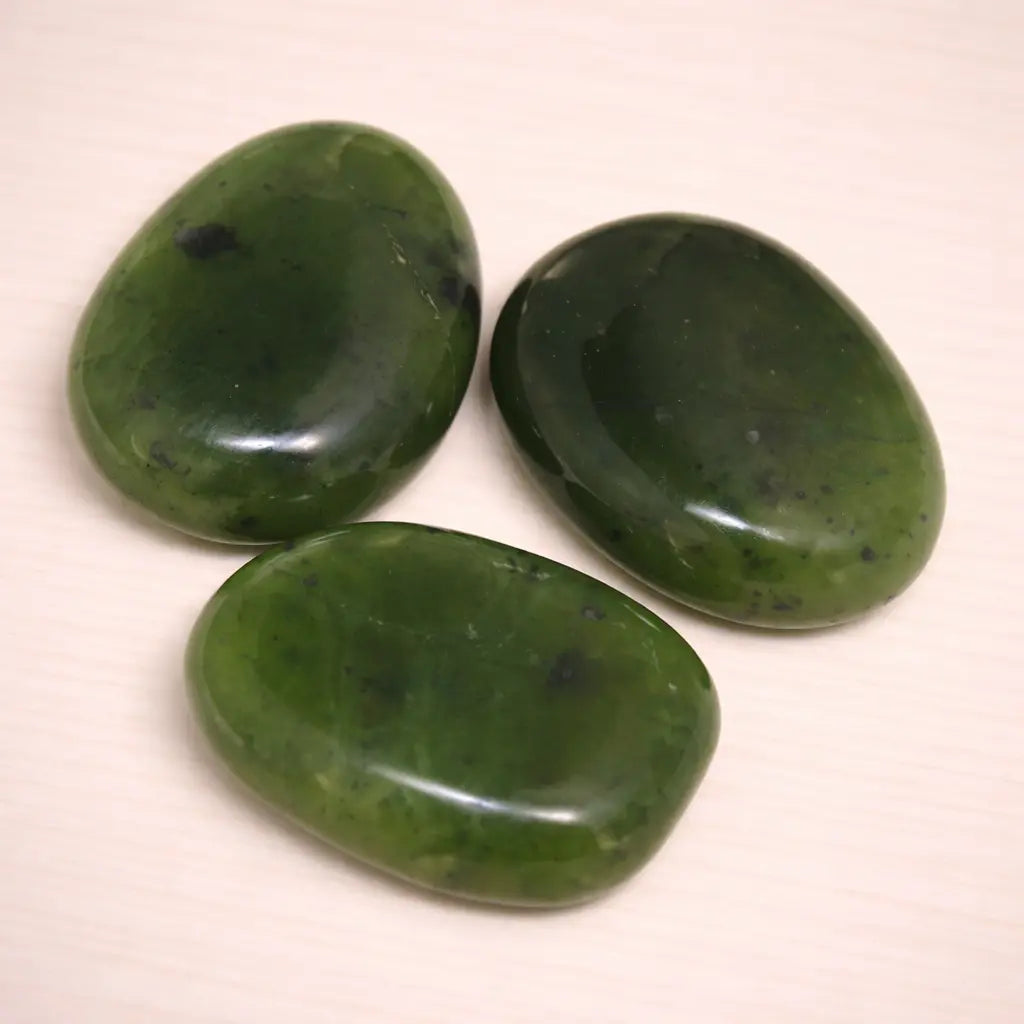 nephrit-jade-edelstein-scheibenstein-klein-handschmeichler-entspannung-massage-chakra-seelensteinchen